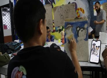 Estudiante realizando dibujo y pintura