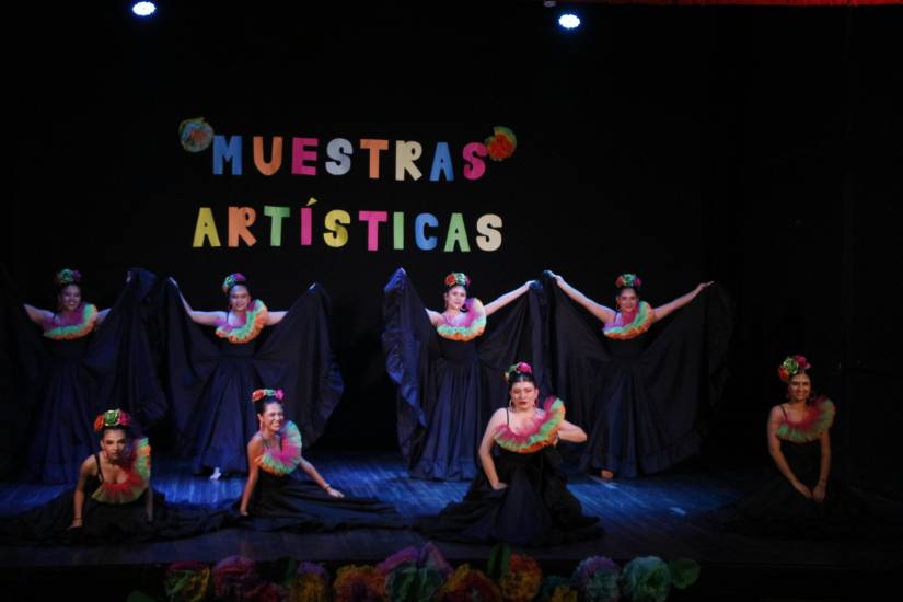 Grupo bailando danza folclórica colombiana
