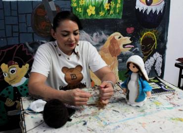 Personas creando manualidades